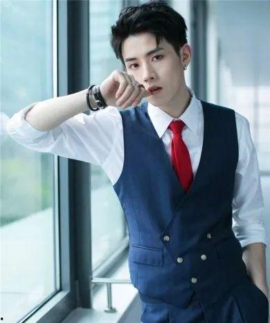 瓜地吃瓜组合男星,男星组合演绎夏日甜蜜风暴