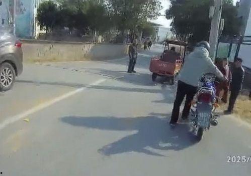 吃瓜男子围观车祸