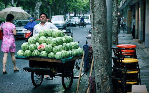 拍摄路边吃瓜,捕捉夏日街头美食瞬间